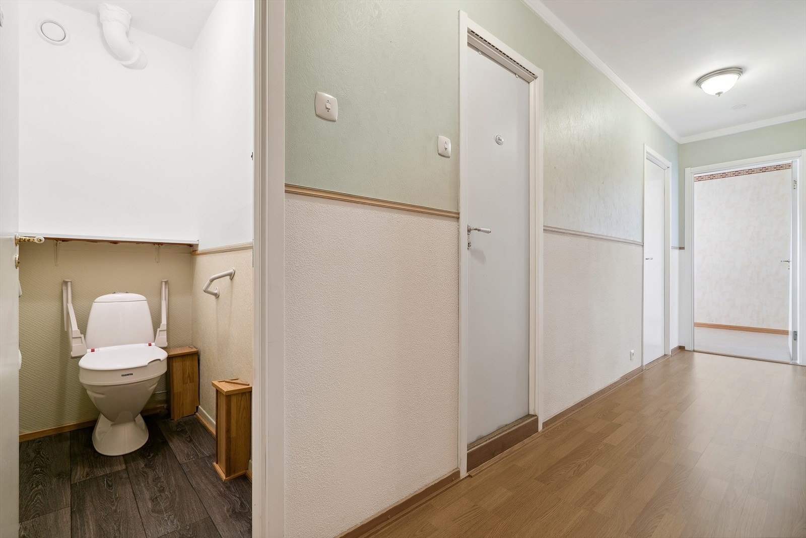 I gangpartiet er det adkomst til separat wc-rom samt rikelig med plass for garderobeskap. Galleribilde