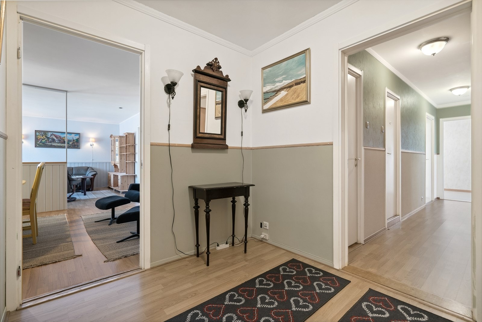 Velkommen inn! Hyggelig entré med plass for garderobe- og opphengsløsninger. Galleribilde