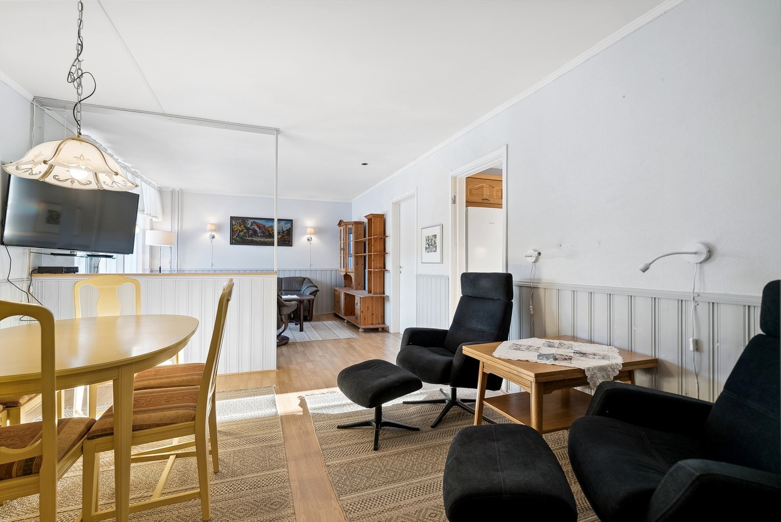 Stuen er inndelt i to soner, noe som gjør møbleringen enkel. Galleribilde