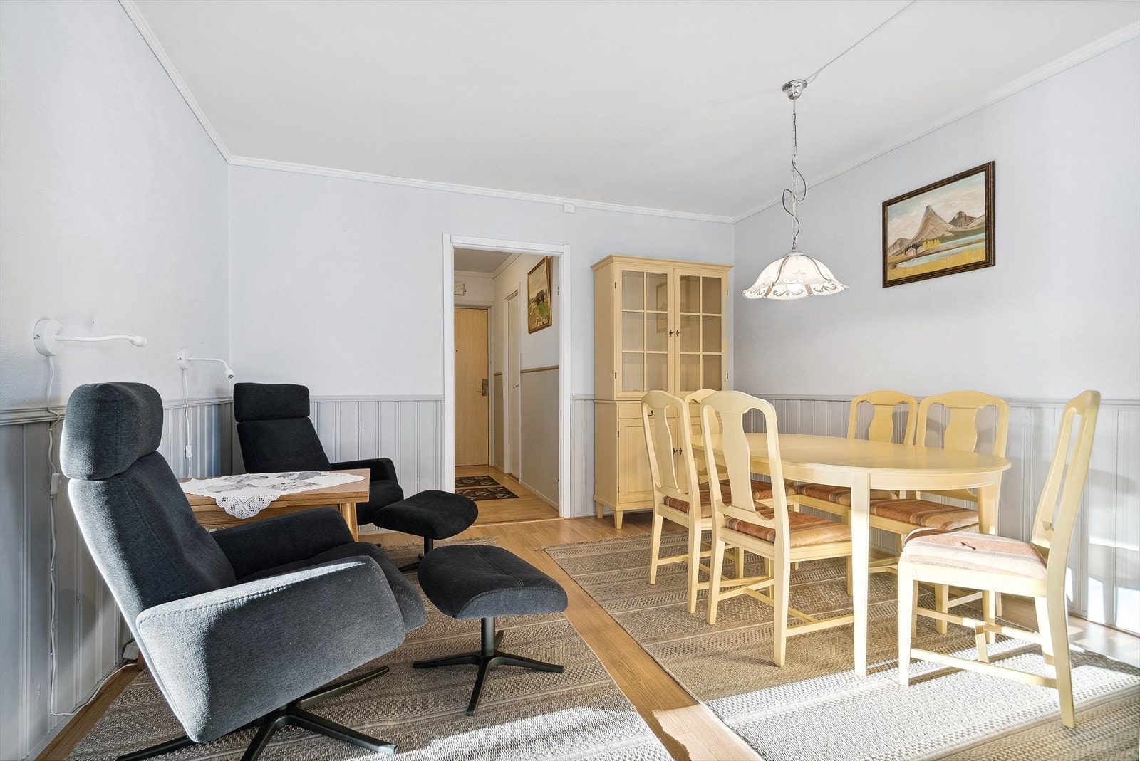 Vi beveger oss inn i en lys stue Galleribilde
