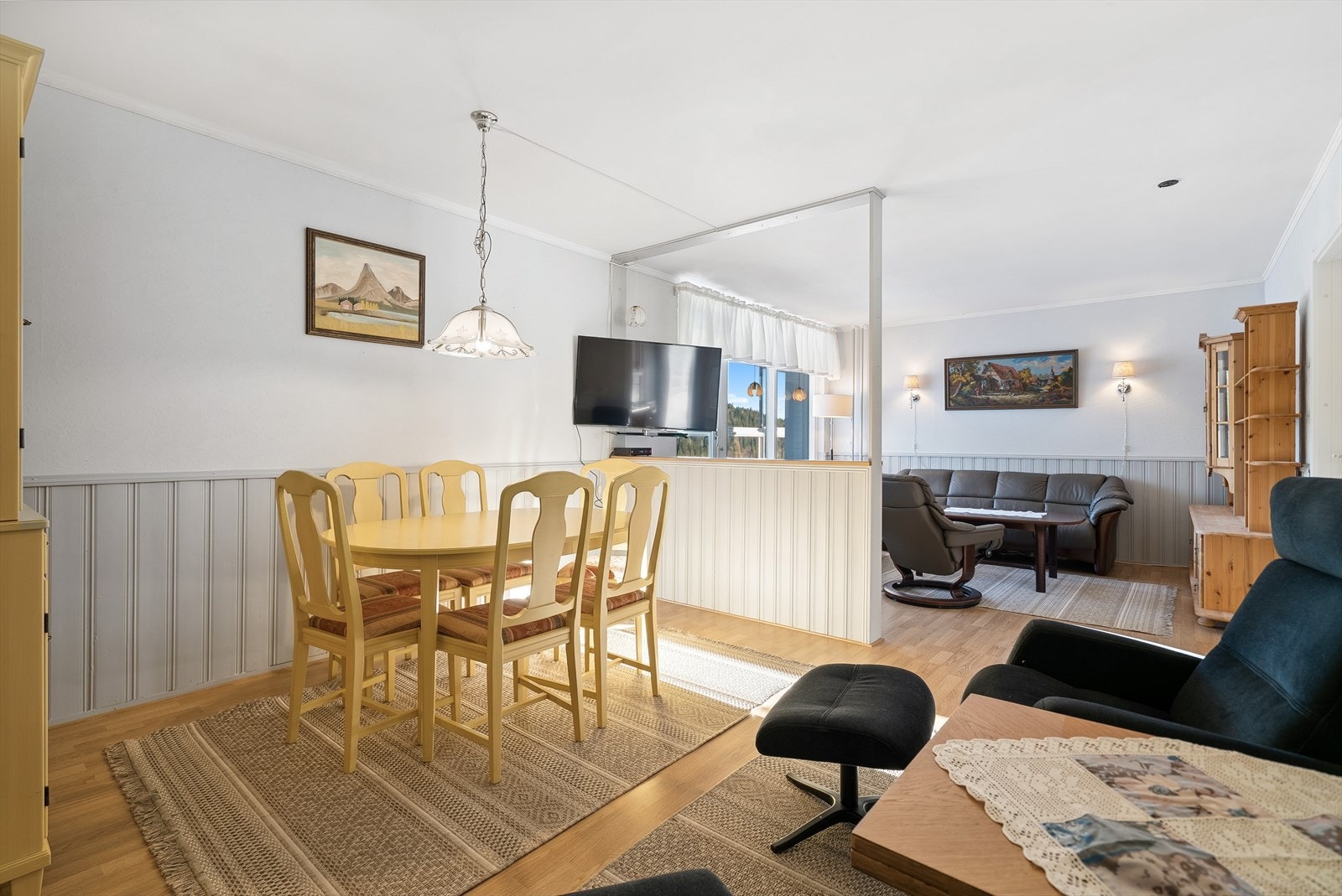 God plass for en hyggelig spisegruppe Galleribilde