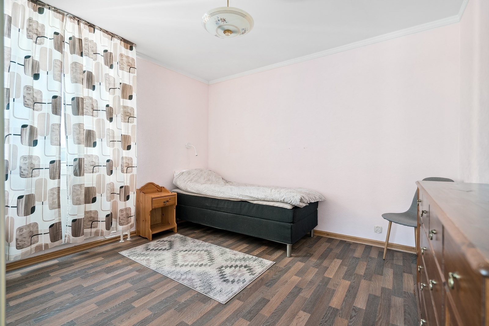 Romslig hovedsoverom med god plass for dobbeltseng, nattbord og garderobeskap. Galleribilde