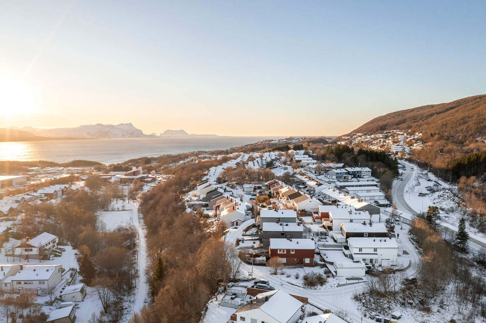 Innholdsrik, ivaretatt og innbydende enebolig med hybeldel | Garasje | Solrik tomt | Utsikt | Familievennlig beliggenhet