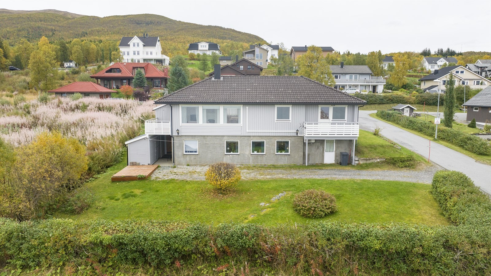 Enebolig med 2-roms utleie, garasje og stor solrik tomt i idyllisk og barnevennlig området!