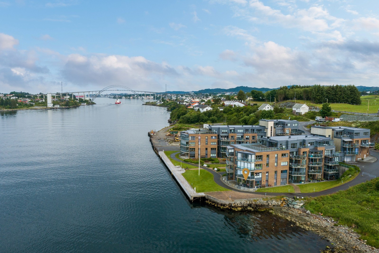 4-roms leilighet i 1. etg. helt i sjøkanten - innglasset terrasse - garasjeplass i lukket anlegg