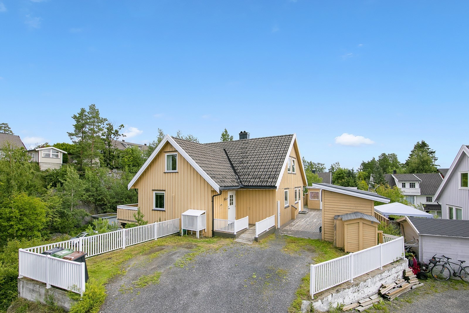 Ekorntoppen 17A er en attraktiv leilighet på Sollia, Helle. Leiligheten er en del av tomannsbolig og går over to plan. Kort vei til Helleskolen! Galleribilde