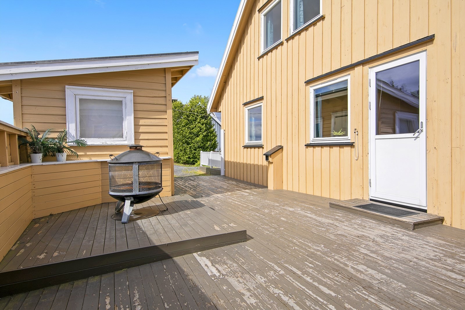 Enheten har fine uteplasser i form av veranda og hagestue på øst og sørsiden av boligen samt en balkong på nordsiden. Galleribilde
