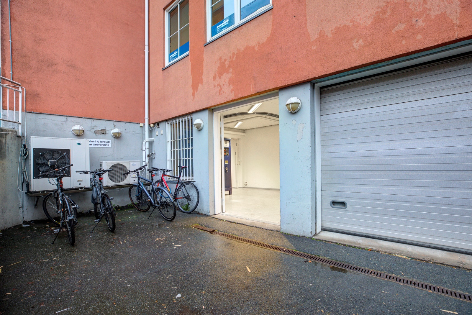 Ensjøveien 14 - tilgang lager via nedkjørsel. Galleribilde