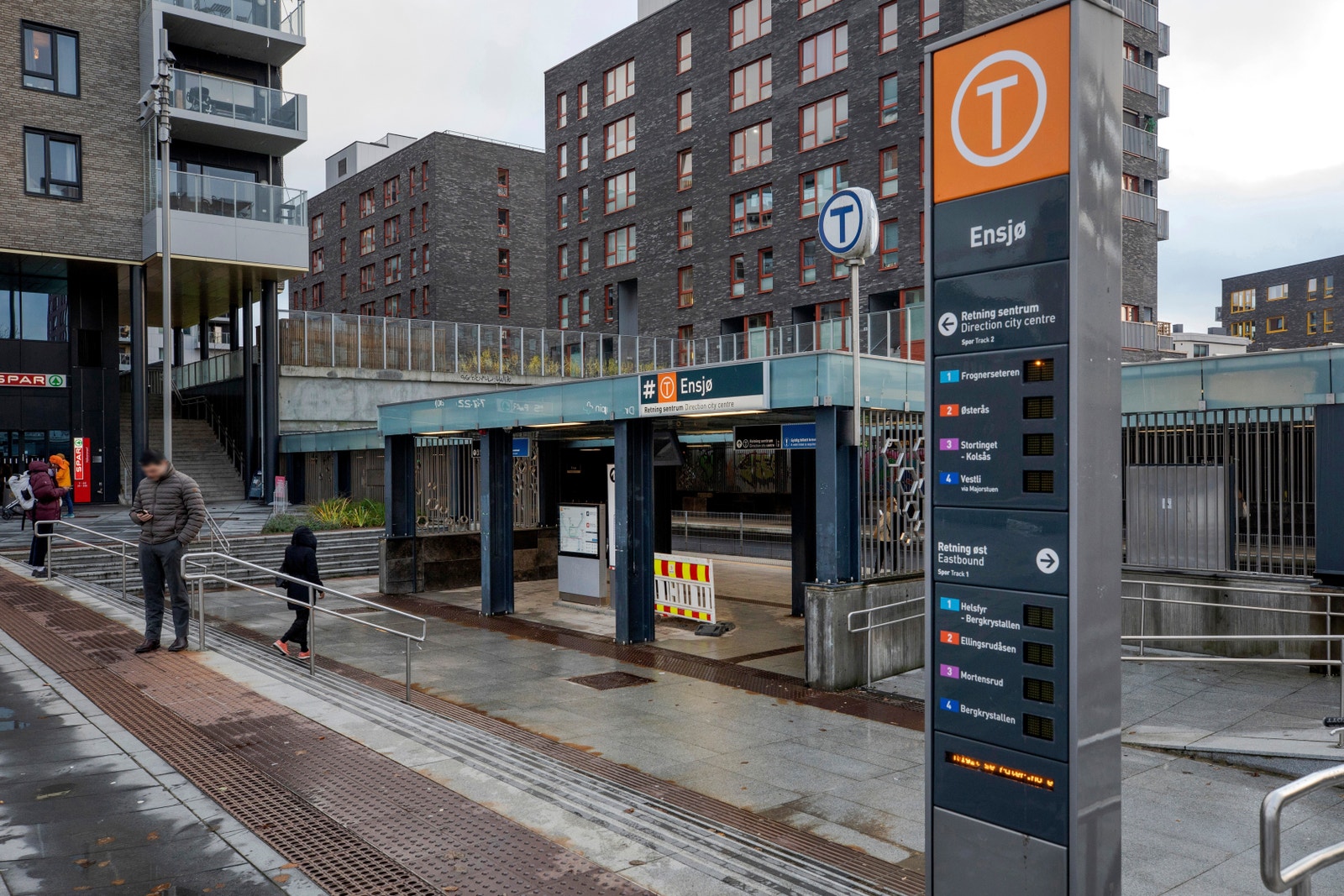 Ensjø-stasjon dekker 4 linjer (1, 2, 3 og 4). Galleribilde