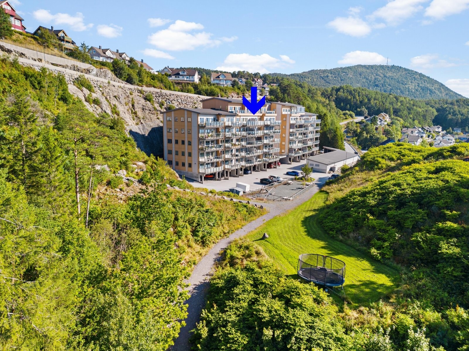 Blokka ligg sørvendt og solrik til - i le for nordavinden Galleribilde