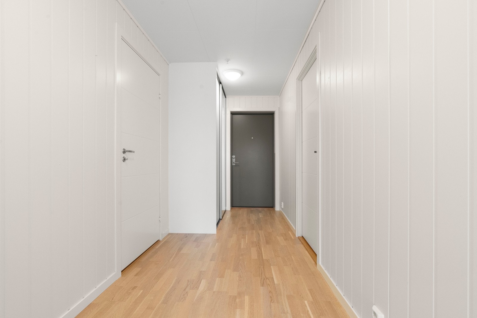 Gang med skyvedørsgarderobe Galleribilde