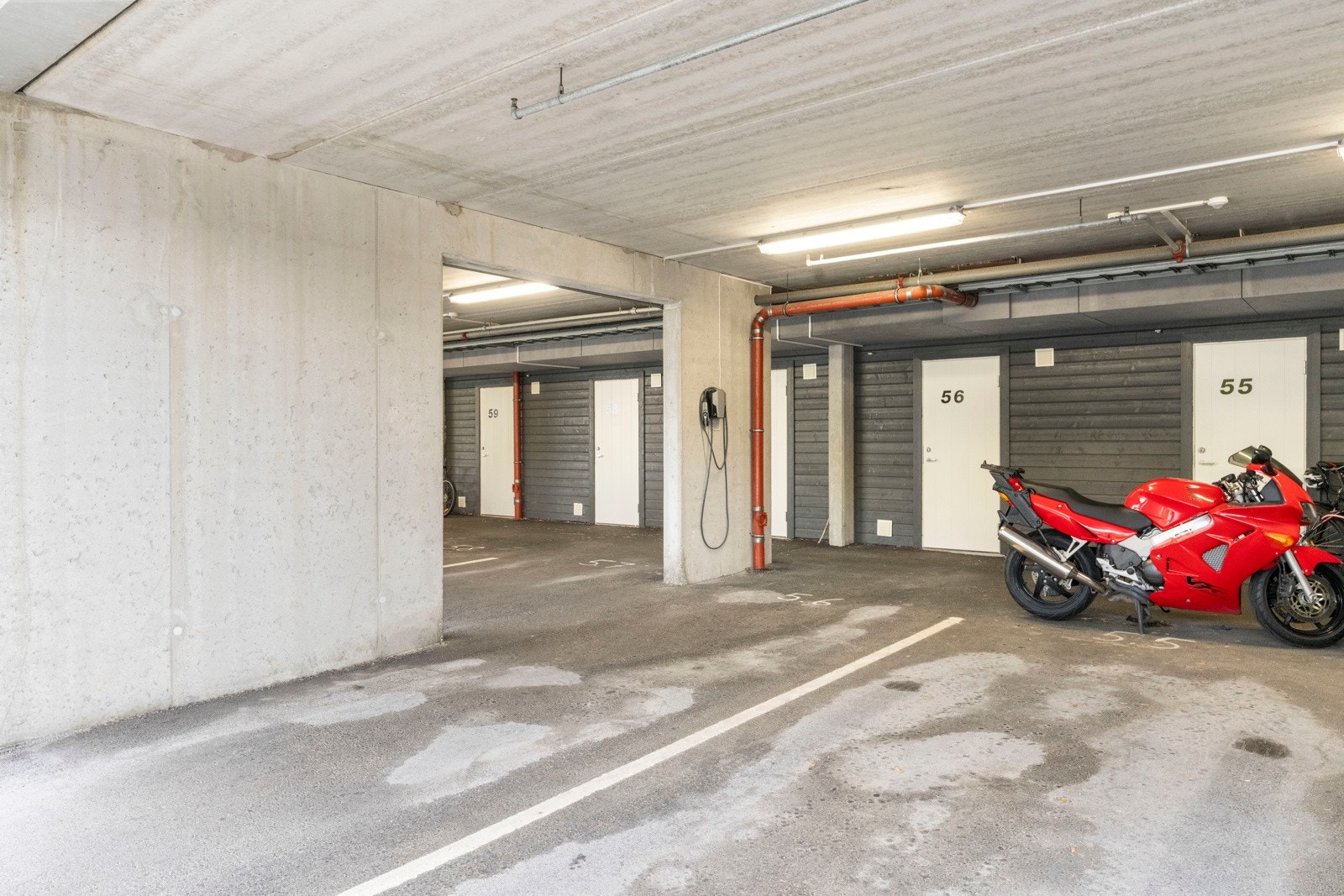 Carport med el-billader Galleribilde