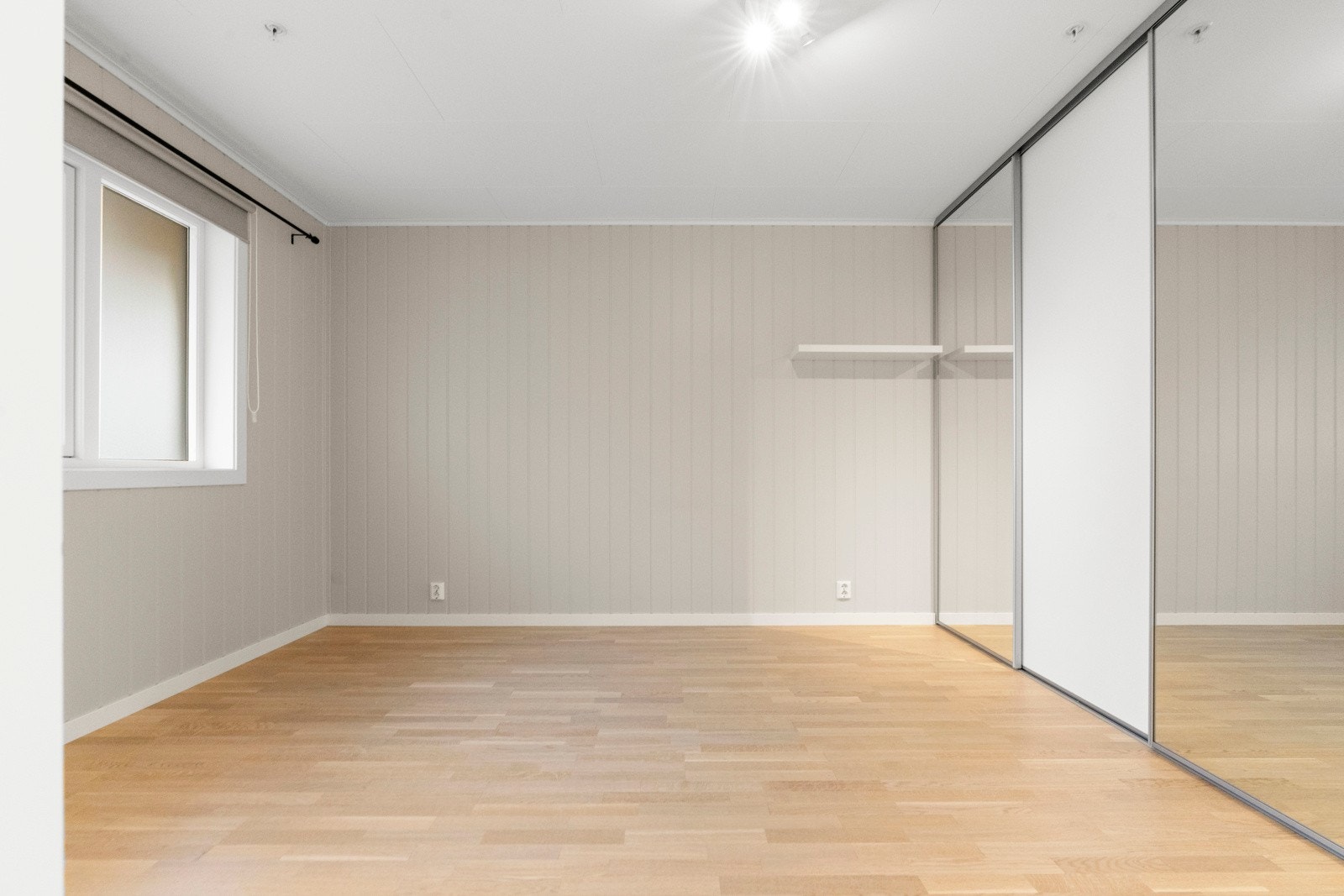 Hovedsoverom med skyvedørsgarderobe Galleribilde