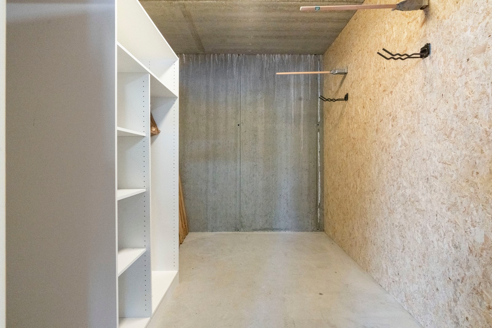 Bod på bakkeplan ved carport Galleribilde