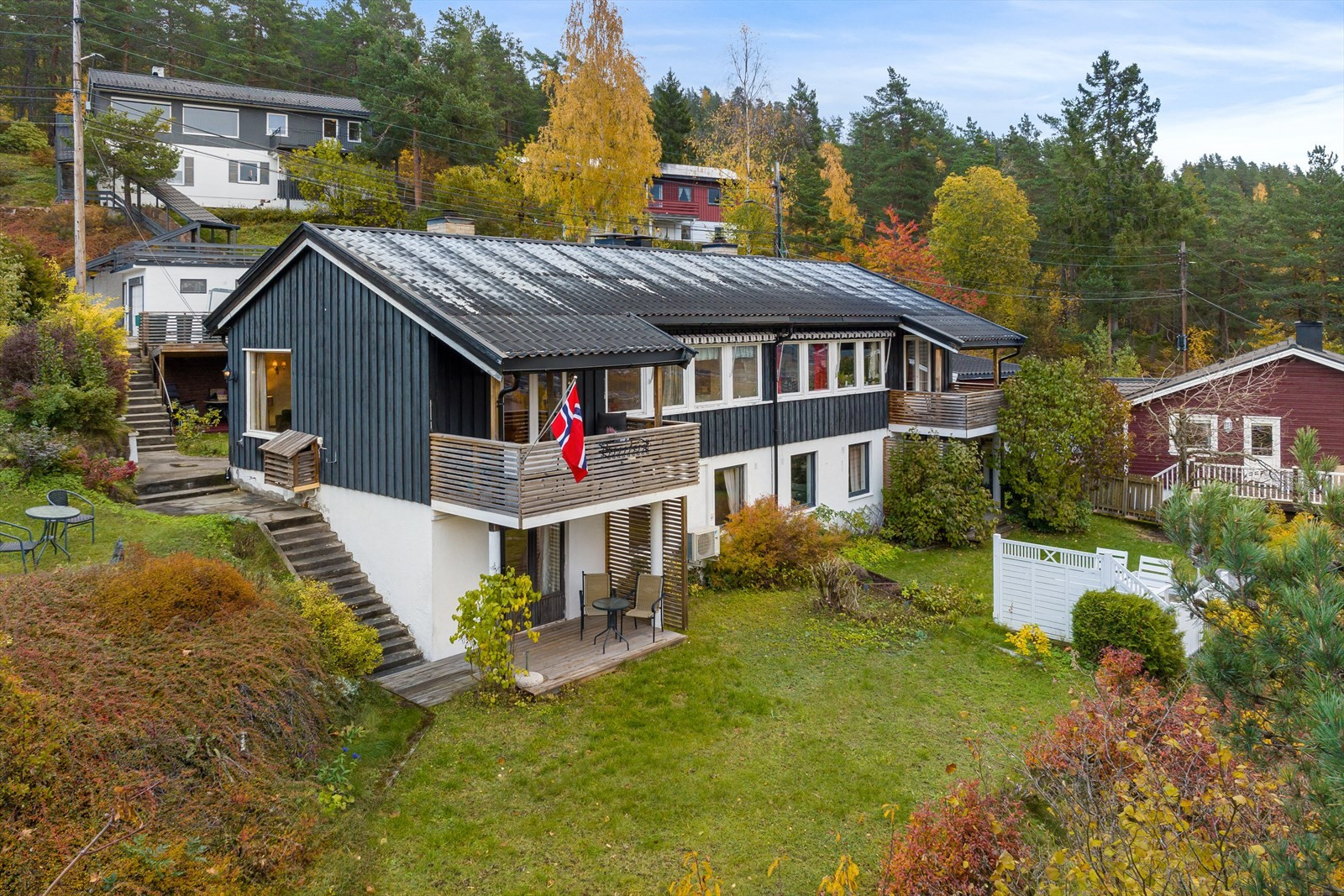 Halvpart av vertikaldelt tomannsbolig - 3 sov - Garasje - Gode sol- og utsiktsforhold - Tett på marka - Oppussingsbehov