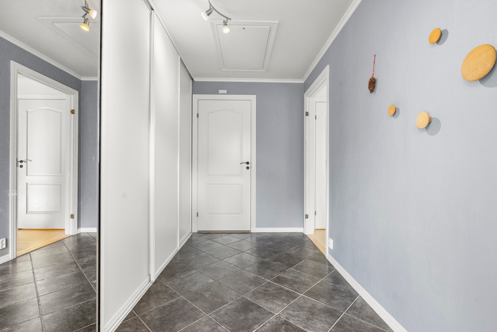 Romsleg med entré med innebygd skyvedørsgarderobe Galleribilde