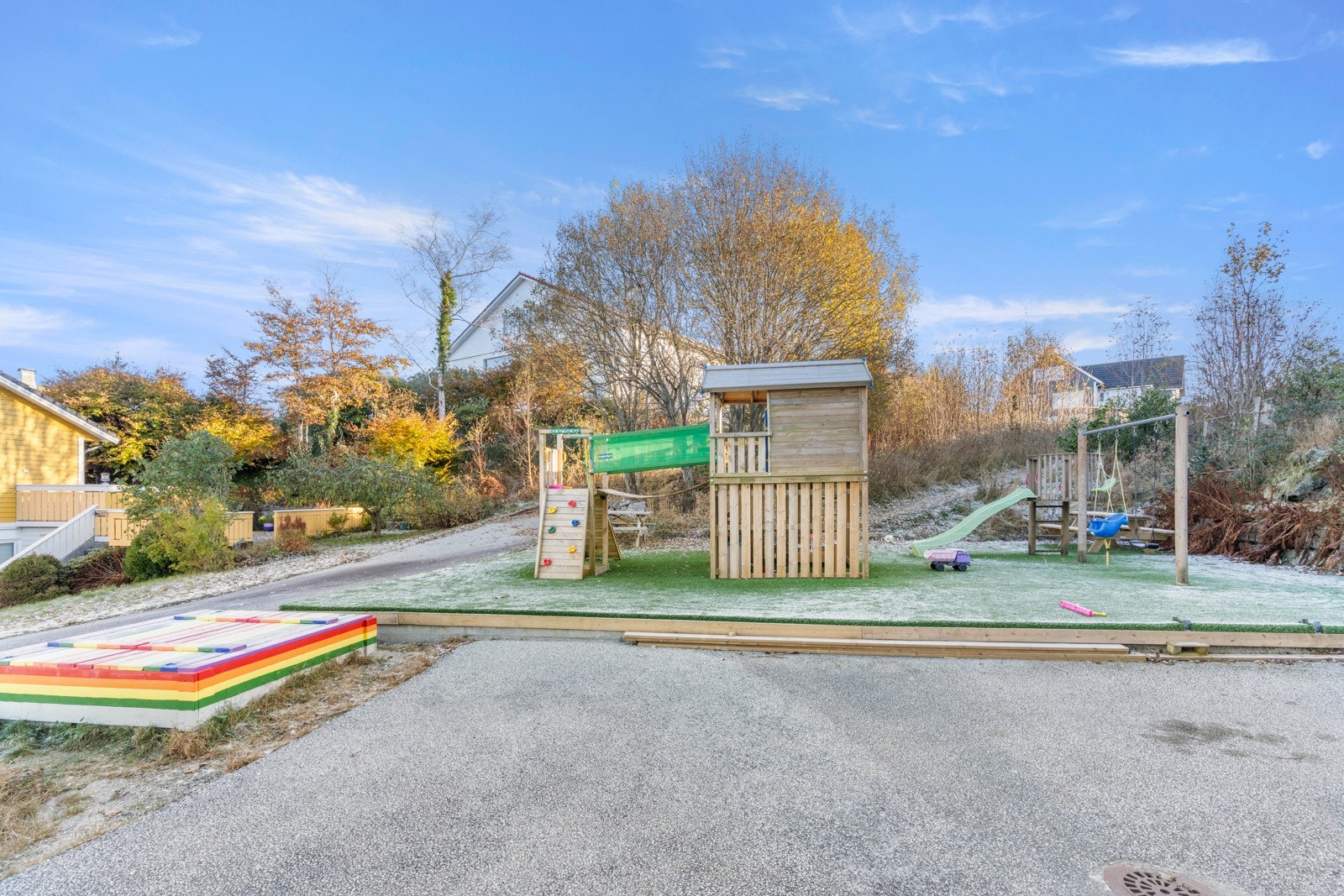Leikeplass i nabolaget Galleribilde