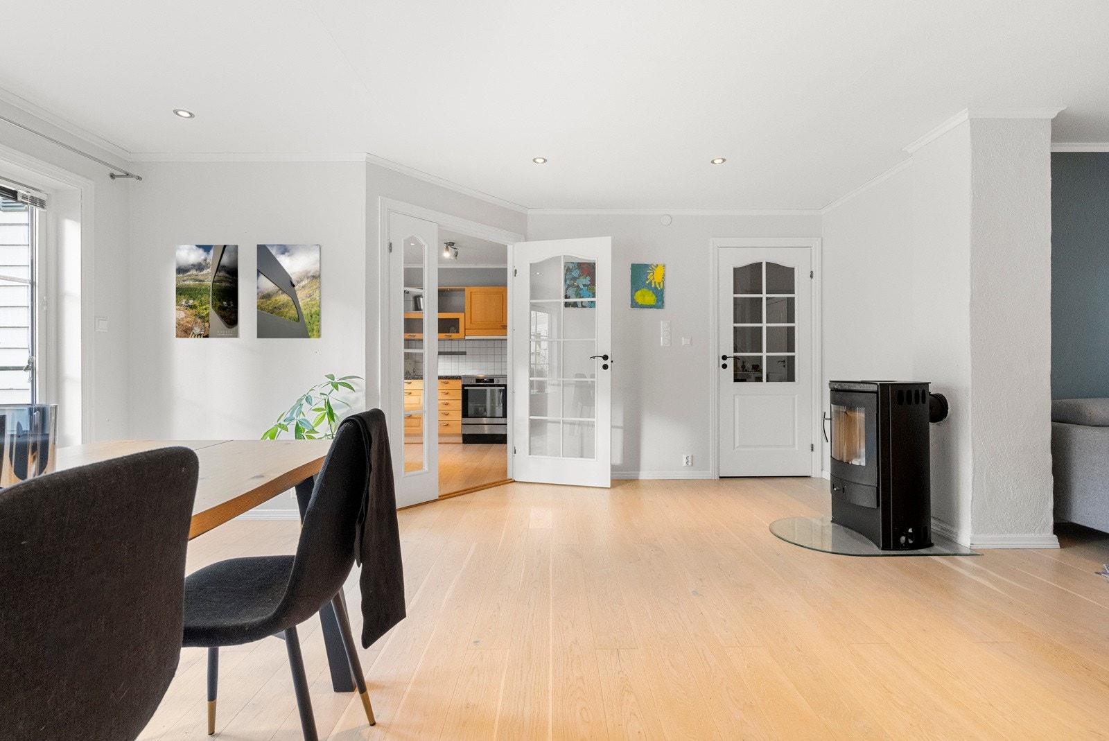 Det er oppvarming med både peis og varmepumpe i stova Galleribilde