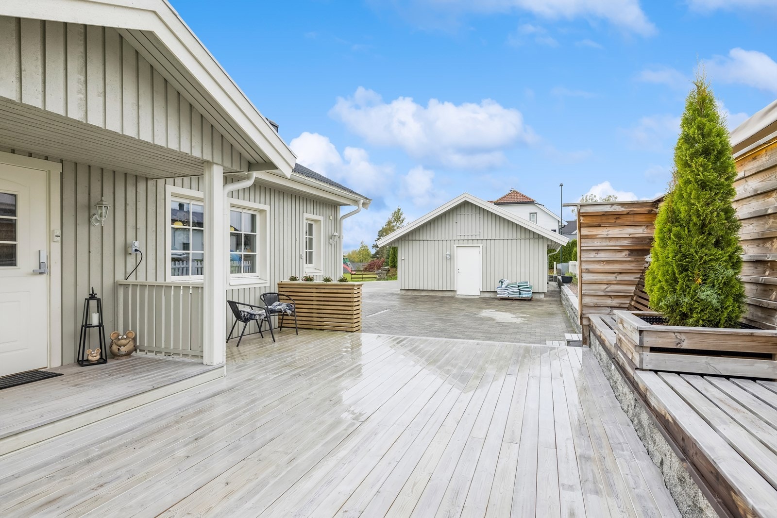 Terrassen er av god størrelse og har opparbeidet trivelige sitteplasser. Galleribilde