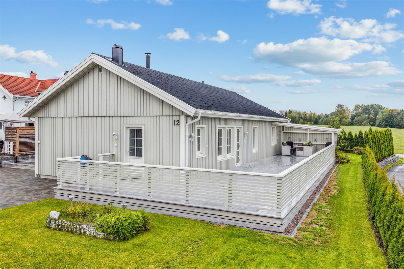 Boligen ligger fint til i et etablert boligområde en liten km utenfor Gvarv sentrum. Galleribilde