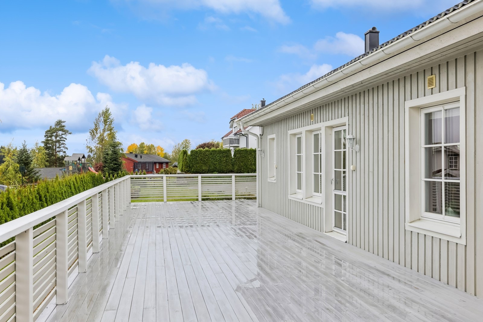 Terrassen har god plass til ønsket utemøblement. Galleribilde