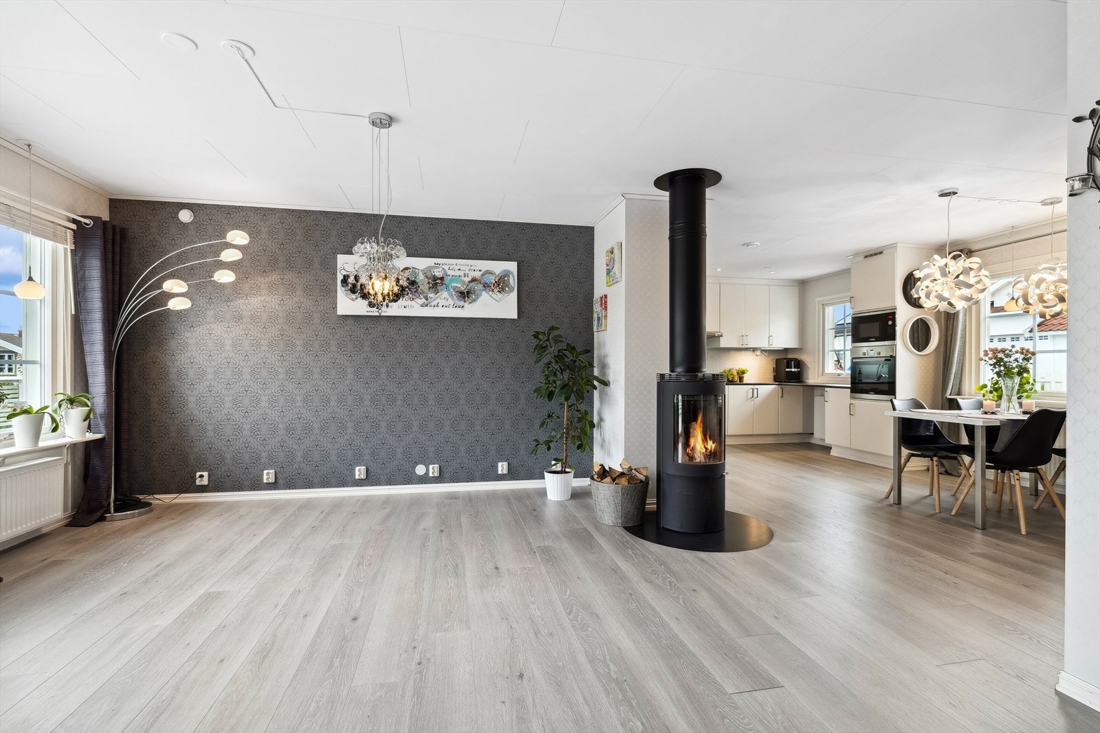 Stue og kjøkken er i åpen løsning, noe som skaper en sosial atmosfære. Den lune peisovnen sørger for god varme på kalde dager. Galleribilde