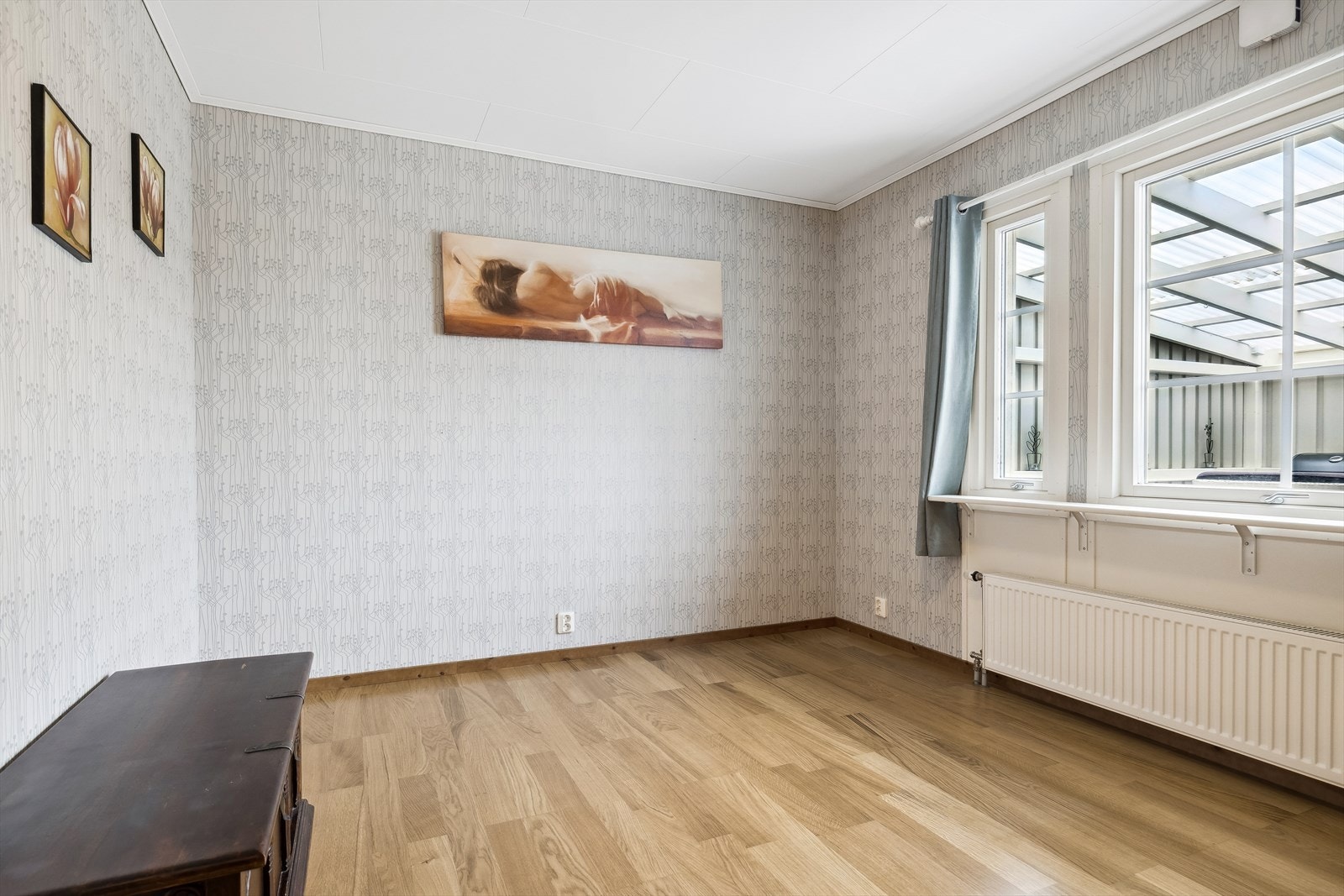 Hovedsoverom med god plass til dobbeltseng og annet ønsket møblement. Det er eget garderoberom tilknyttet dette soverommet. Galleribilde