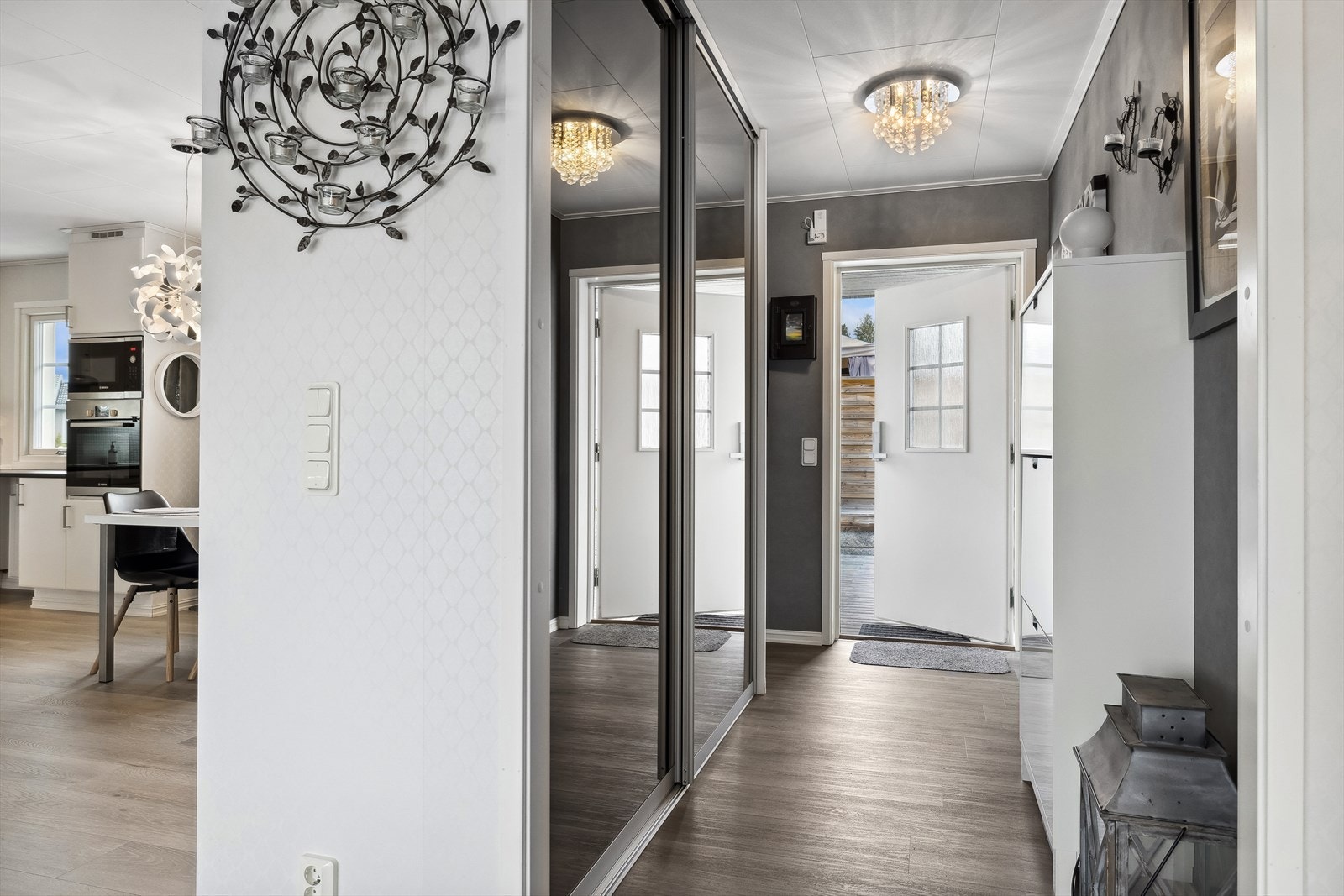 Entréen har praktisk skyvedørsgarderobe med speil. Galleribilde