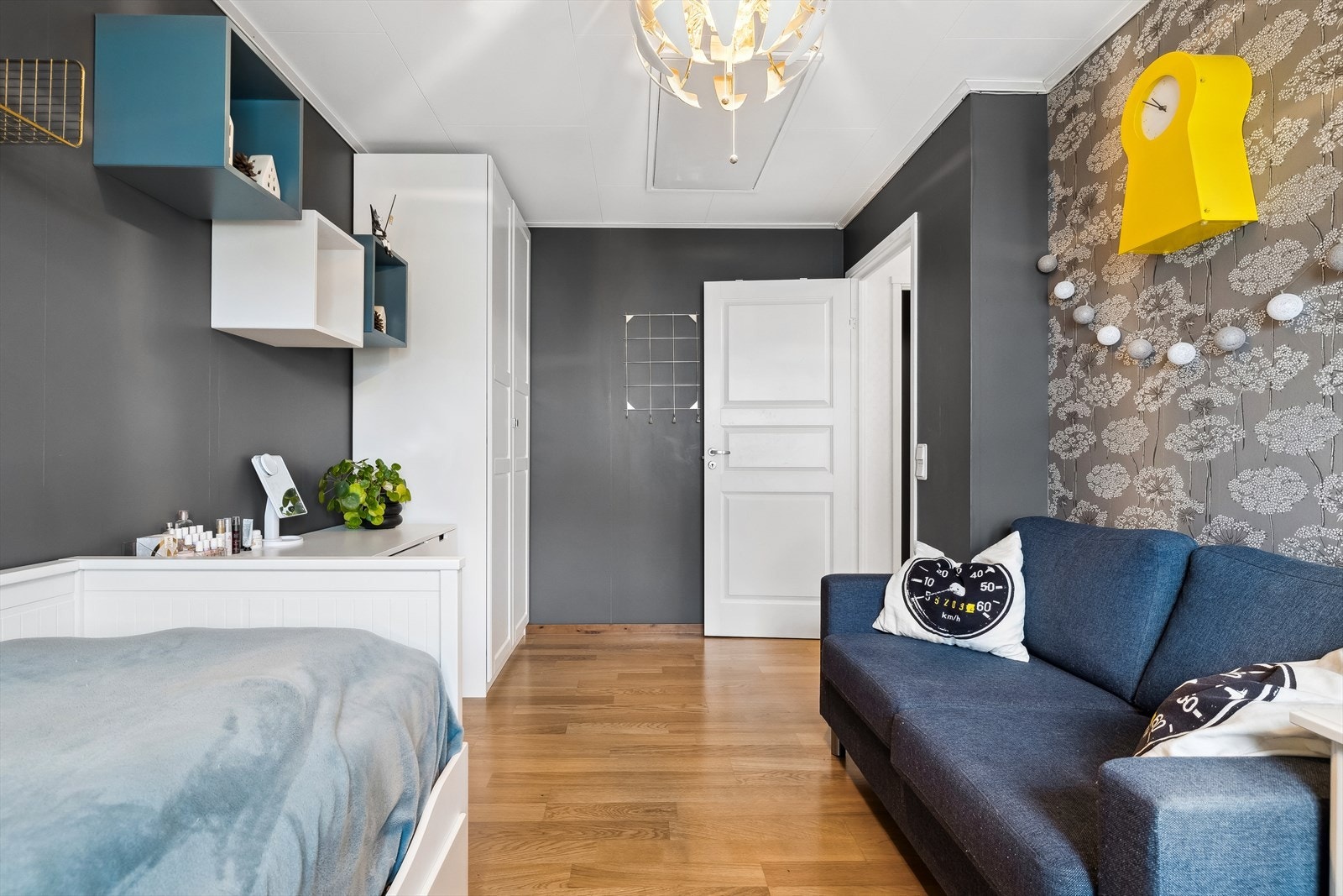 Soverommet har lun gråfarge på vegger. Galleribilde