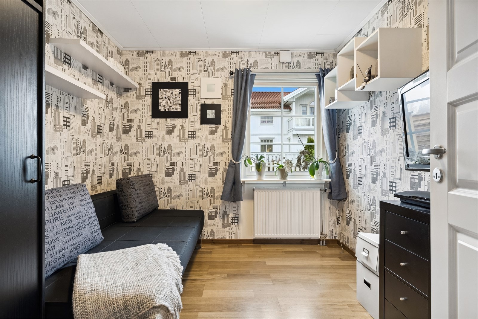 Soverom 2 med plass til seng og annet ønsket møblement. Galleribilde
