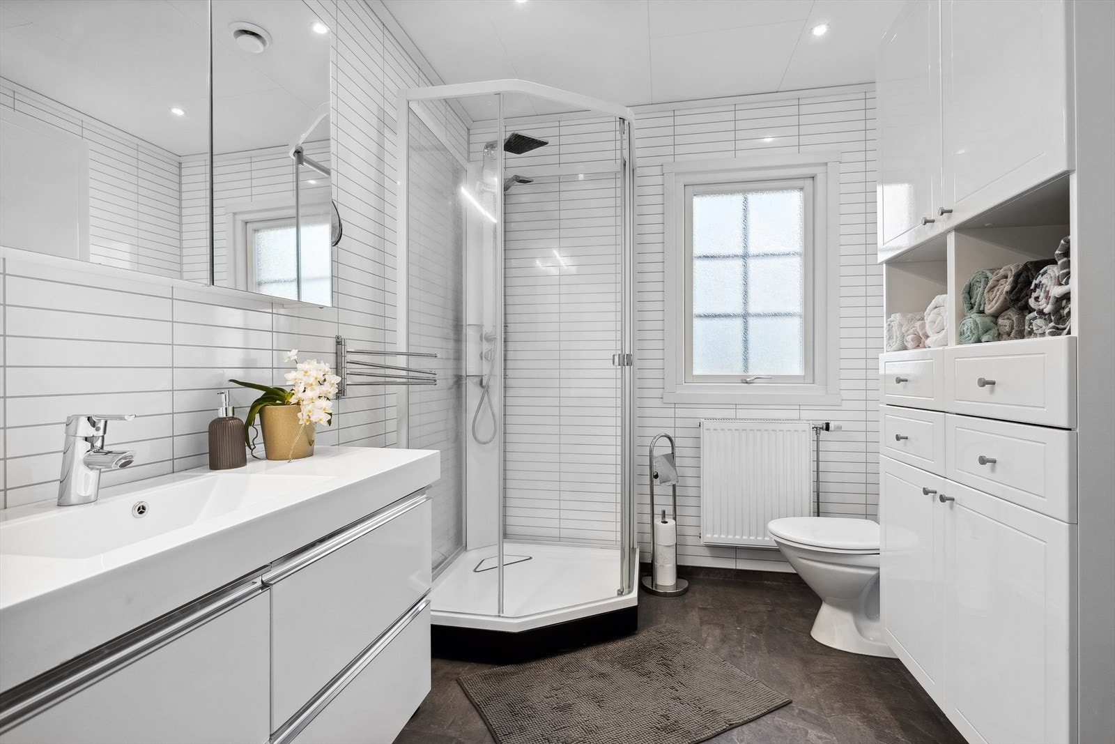 Videre inneholder det dusjkabinett og gulvstående toalett. Badet er utstyrt med radiator koblet til vannbåren varme. Galleribilde