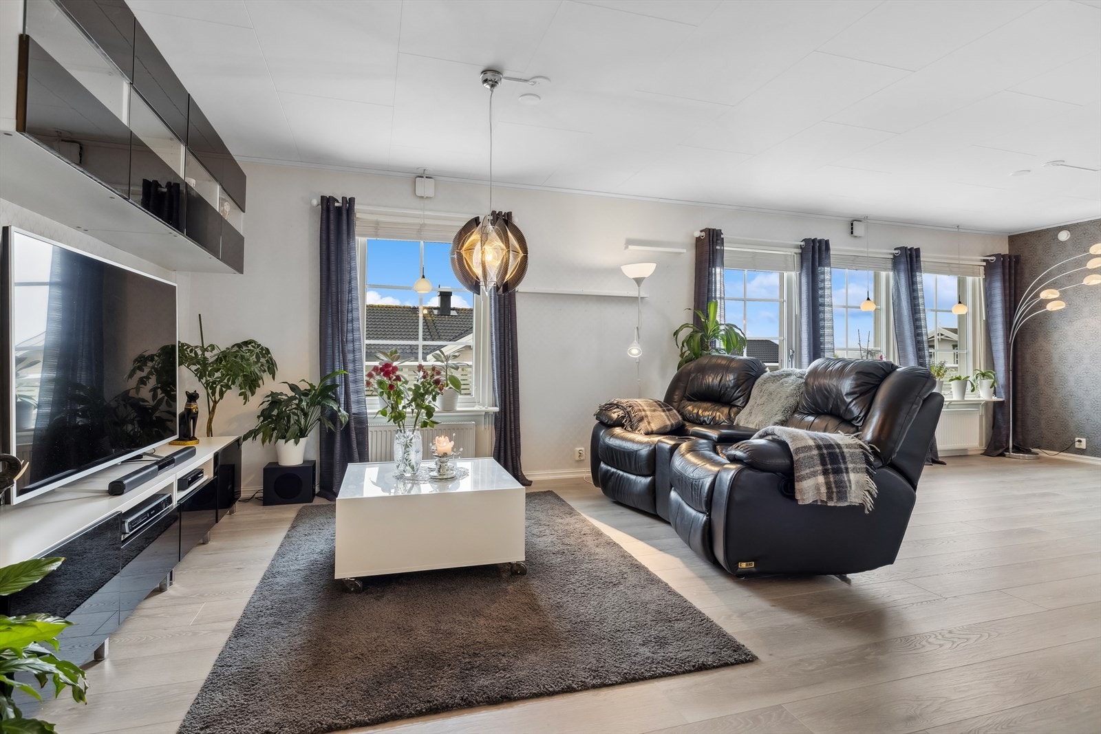 Stuen har god vindusflater som gir rikelig med naturlig lys til rommet. Galleribilde