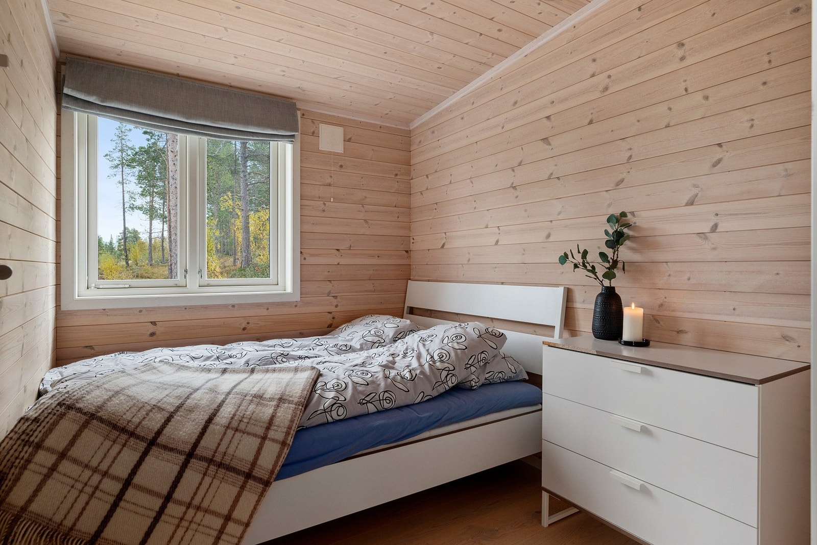 Parkettgulv. Panel på vegger og innvendige tak. Galleribilde