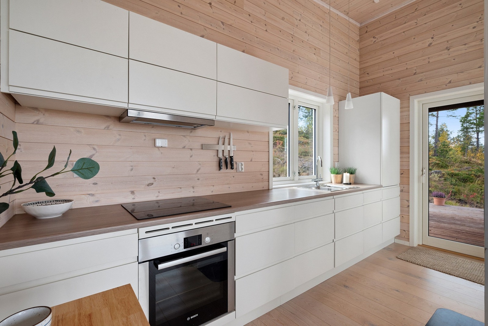 Kjøkken på 8,5m² med innredning fra Huseby med glatte malte fronter. Galleribilde