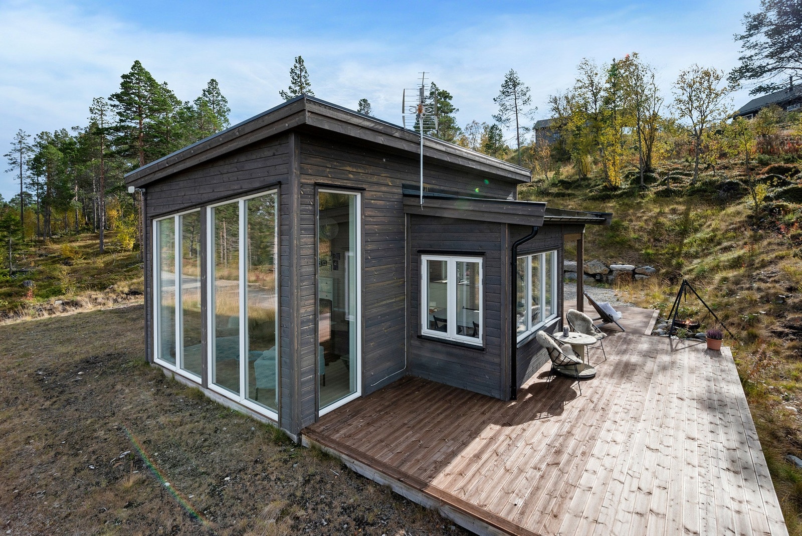 Terrassen strekker seg rundt hele boligen og nyter svært gode solforhold. Galleribilde