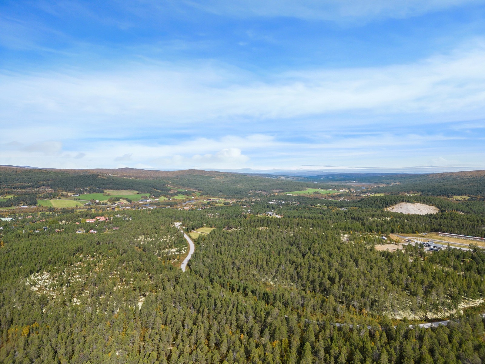 Til Røros er det ca 15 km. På Røros finner en alle fasiliteter og servicefunksjoner som butikker, kafeer, restauranter, post, vinmonopol etc. Galleribilde