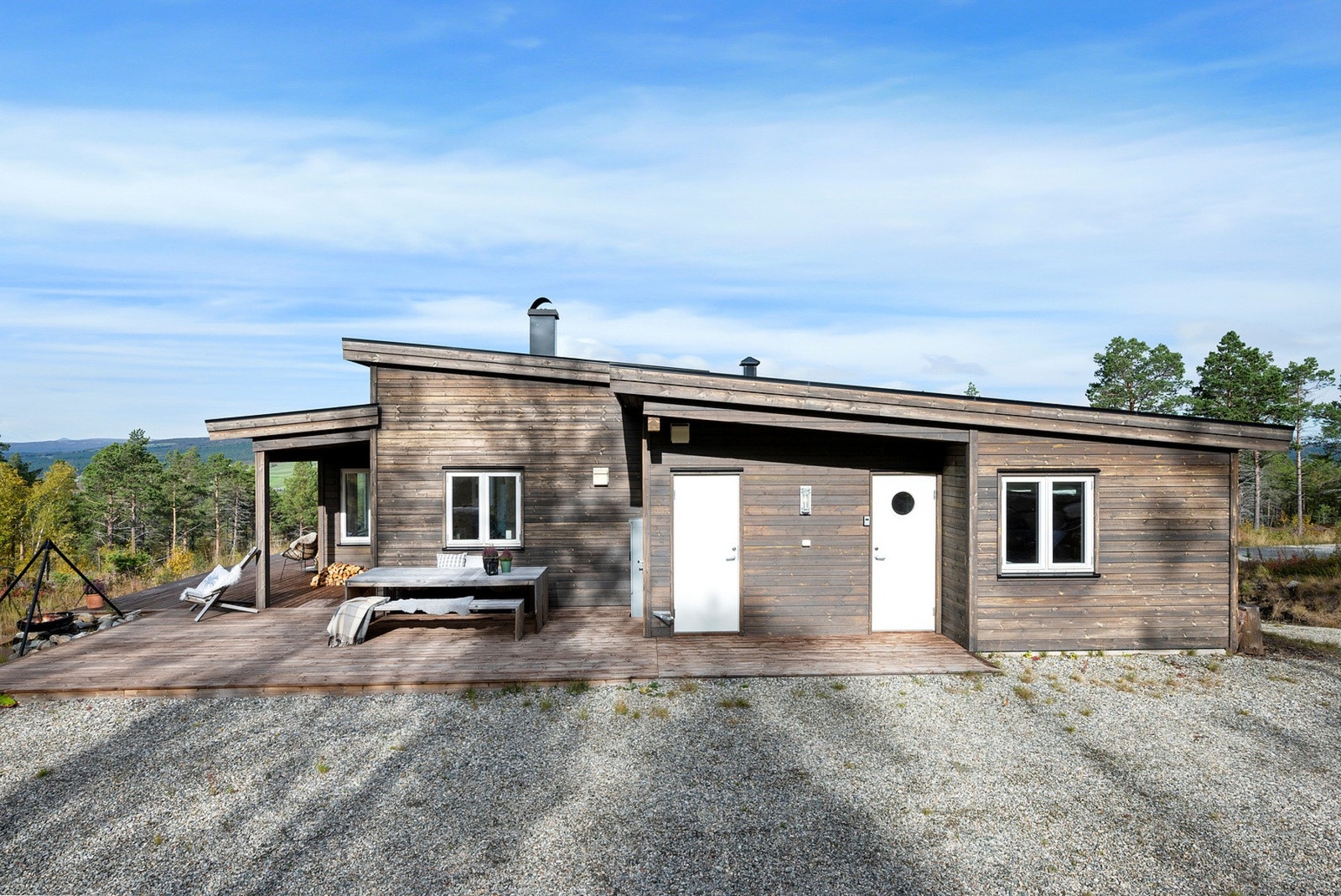 Det er en utvendigbod ved inngangspartiet på 3m². Galleribilde