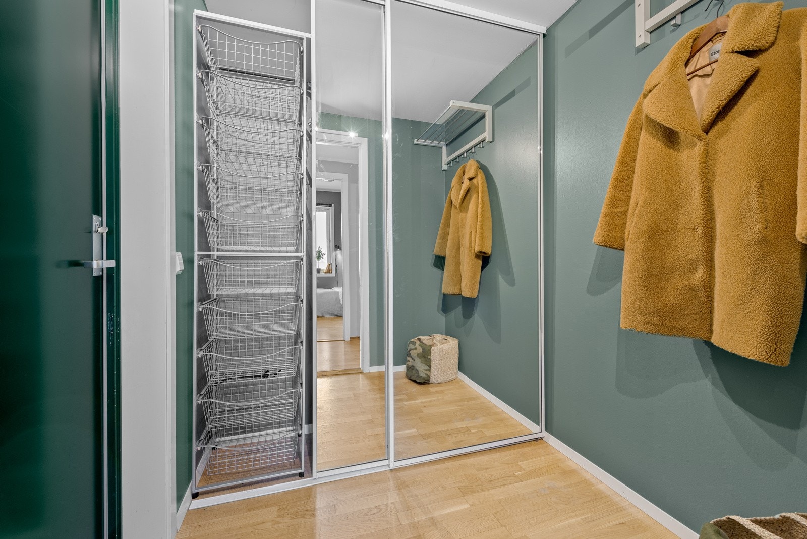 Praktisk entré med skyvedørsgarderobe Galleribilde
