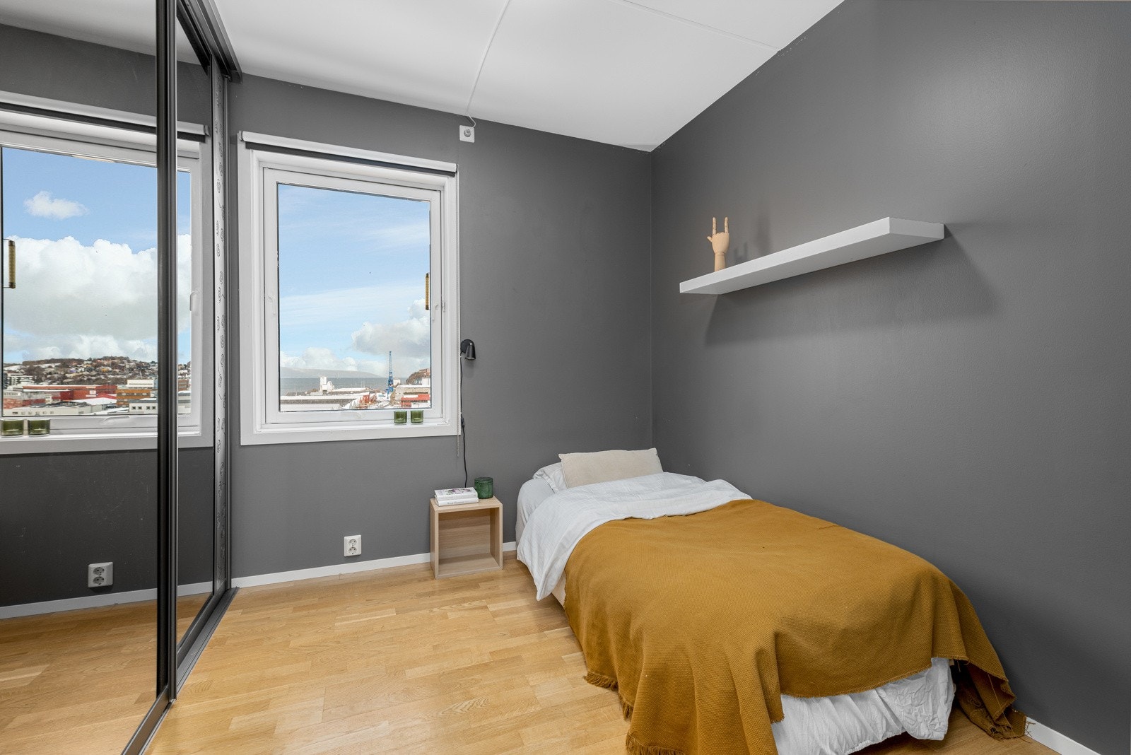 Soverom 1 - Målt til 8 kvm - Montert skyvedørsgarderobe. Galleribilde
