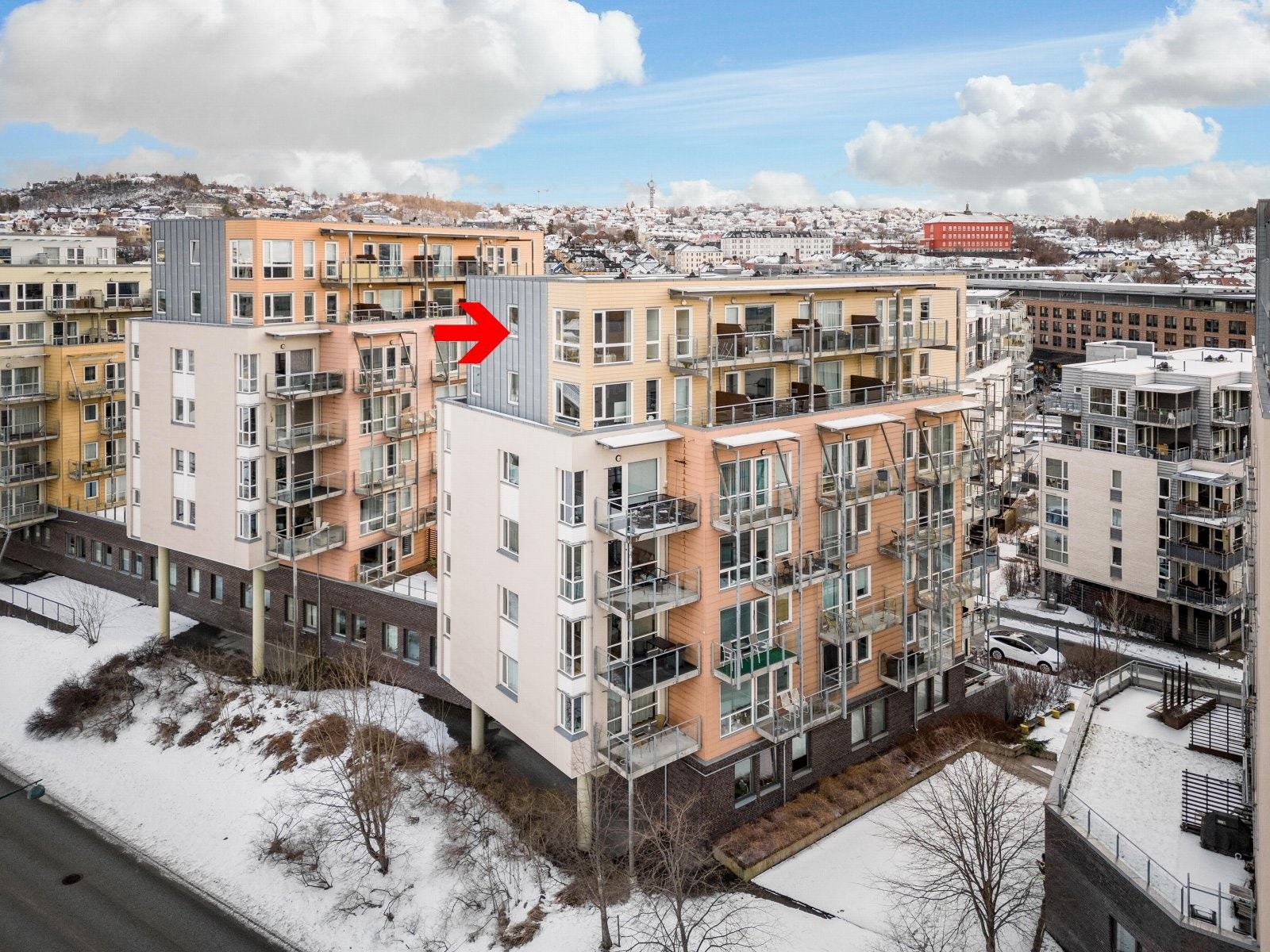 Leiligheten ligger i byggets 8.etasje med endebeliggenhet. Galleribilde