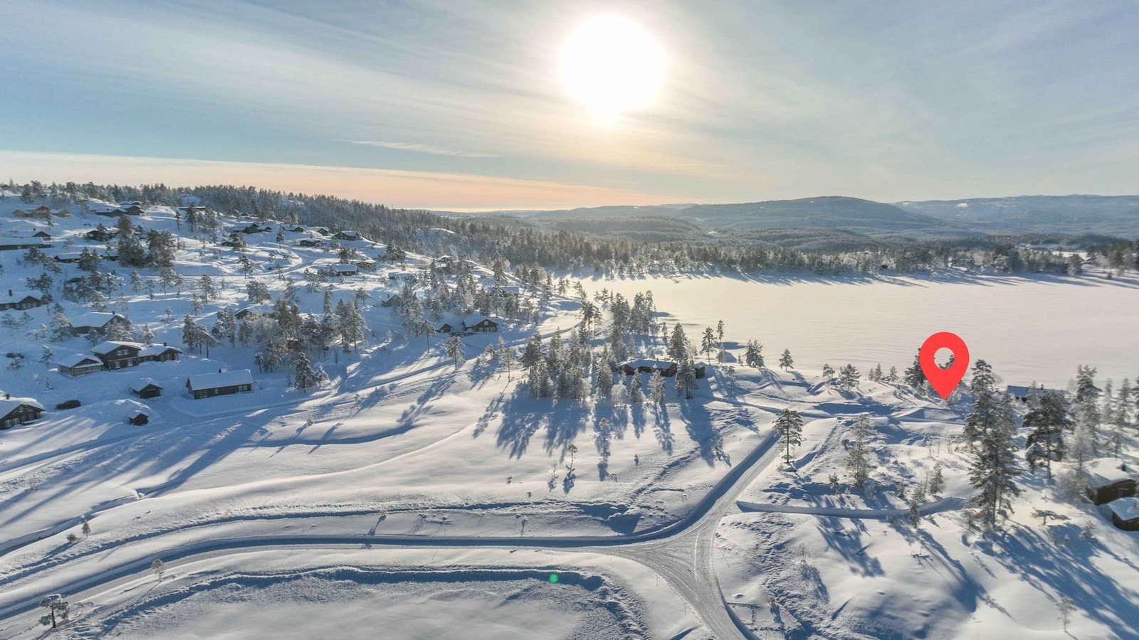 Tomta ligger helt nedtil Rosstjønn og er helt unik! Galleribilde