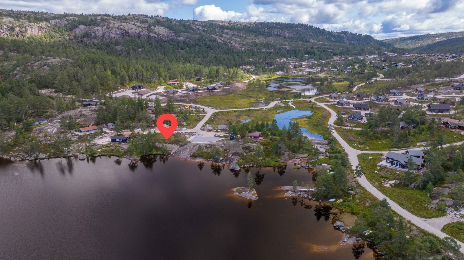 Tomta har en unik plassering helt nede ved Rosstjønn Galleribilde