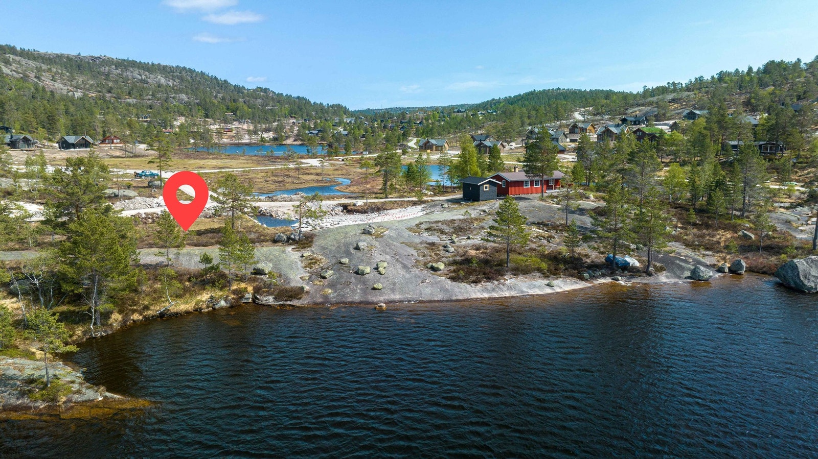 Tomta har en unik plassering helt nede ved Rosstjønn Galleribilde