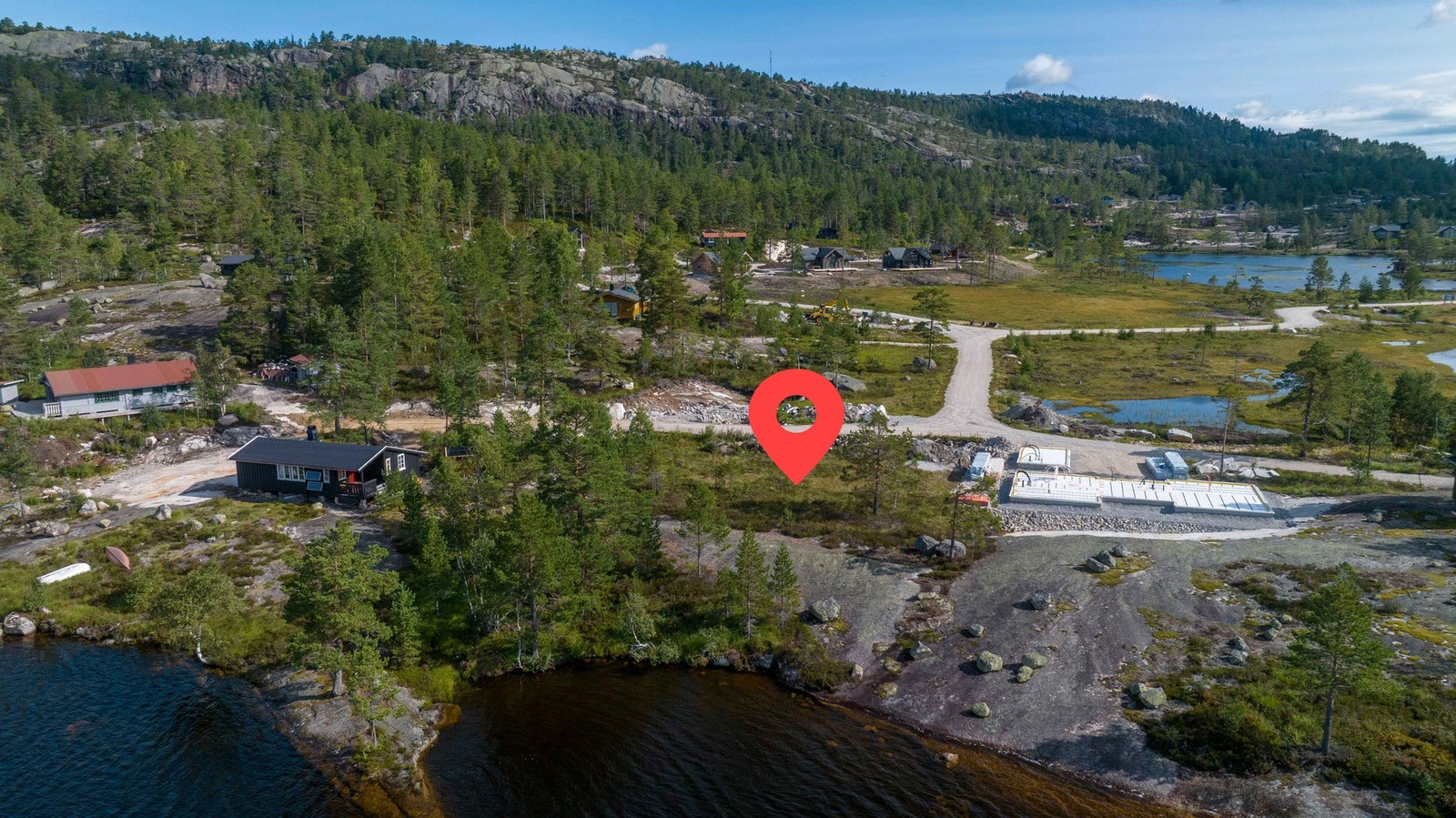 Tomta har en unik plassering helt nede ved Rosstjønn Galleribilde