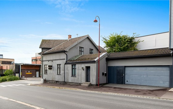 Liten bygård midt i Larvik - Attraktivt kontorlokale og 2 leiligheter | Parkering i stor carport (inntil 6 biler)