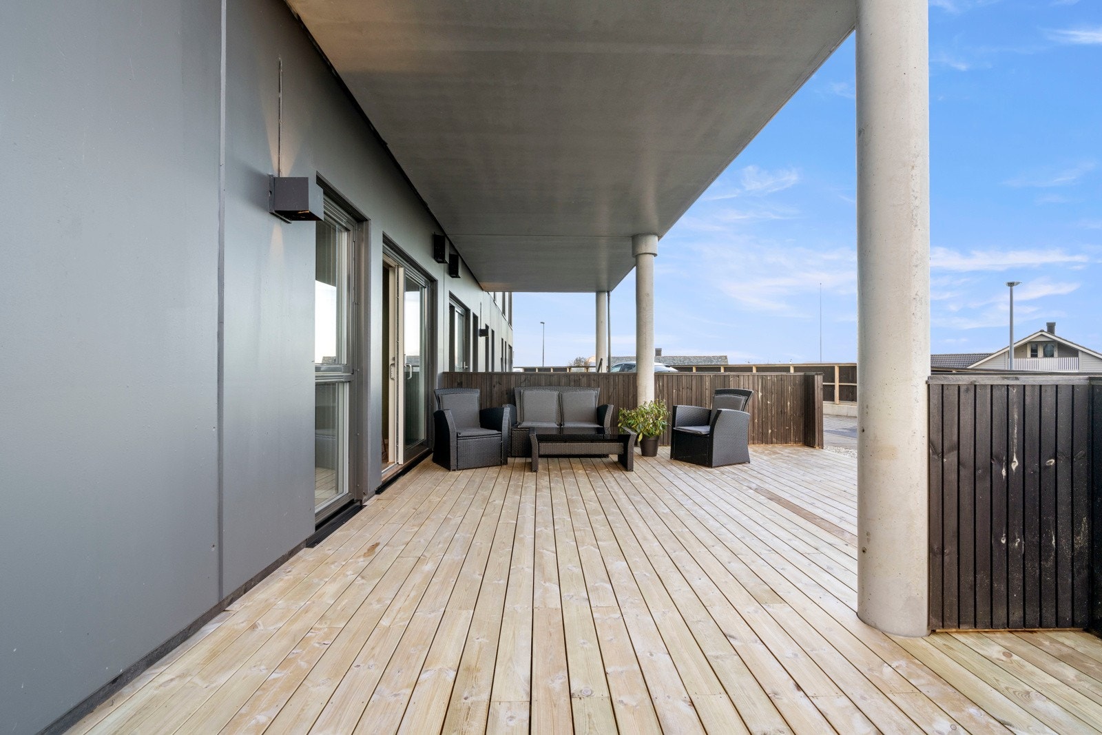Ein meget romsleg terrasse som er godt skjerma! Galleribilde