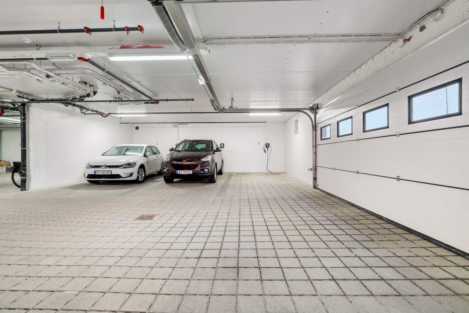 Fast parkeringsplass i garasja med el-billader Galleribilde