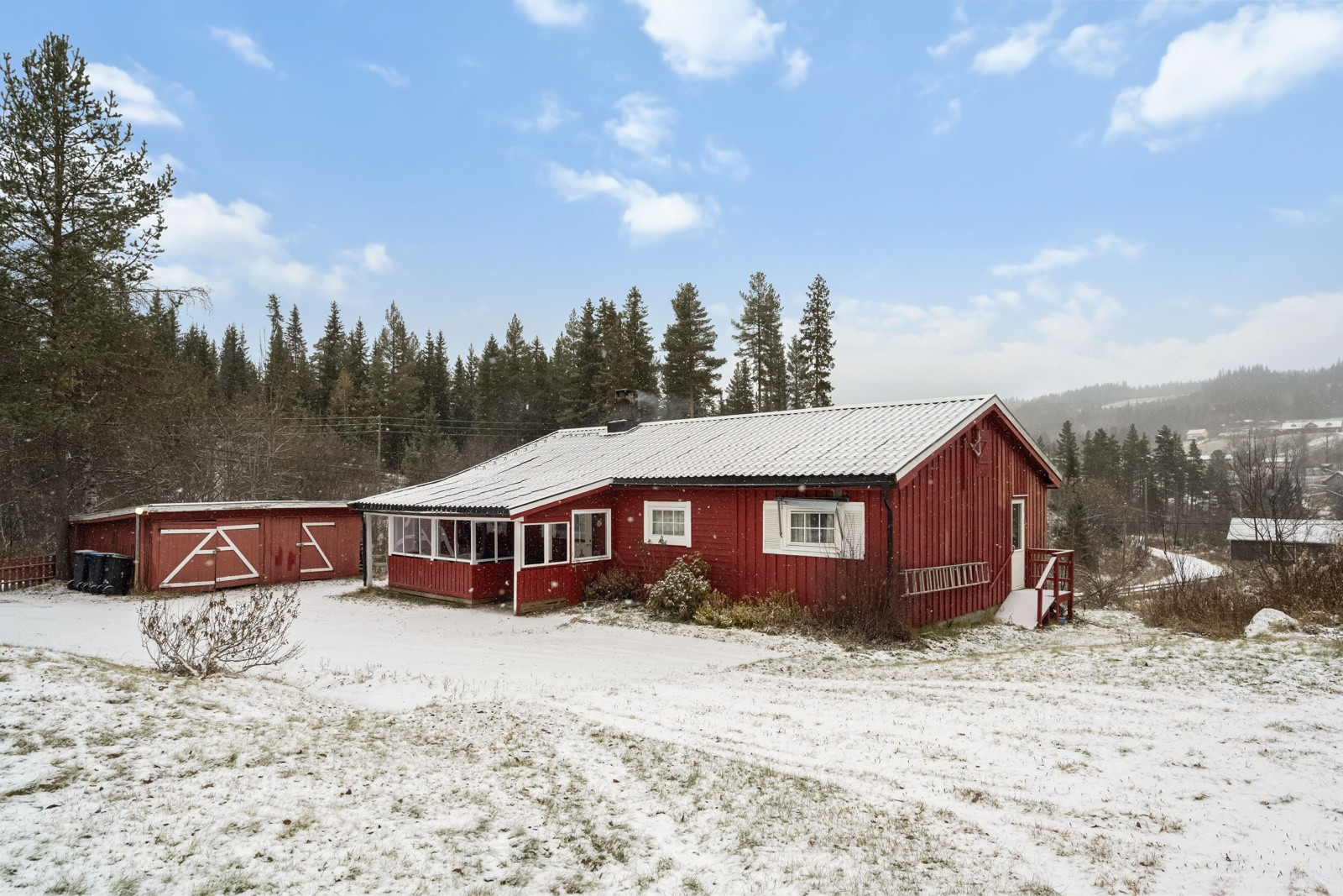 Trivelig enebolig med landlig og rolig beliggenhet - Alt på ett plan - Innglasset veranda - Uthus/skåle