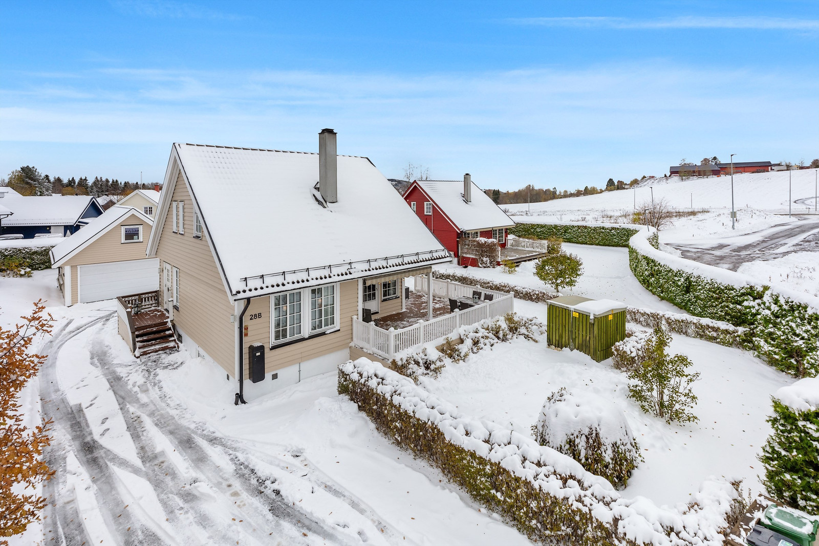 Flott og innholdsrik familiebolig på populære Garderåsen. Dobbelgarasje m/hems og el-bil lader. 3. soverom!