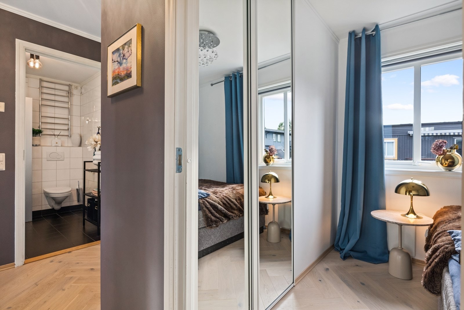 Det er plassbygde skyvedørsgarderober i entreen og på det ene soverommet. Galleribilde